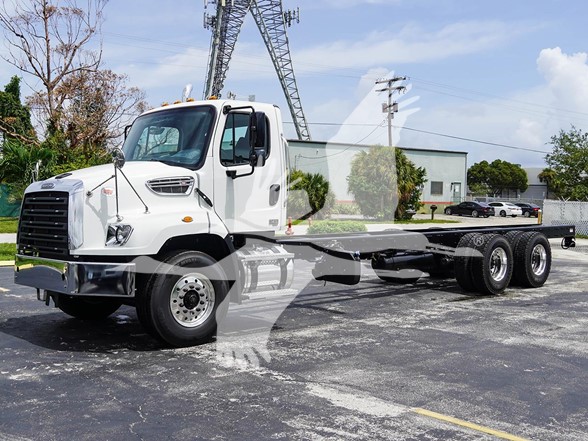 2025 114SD FREIGHTLINER - image 2 of 4