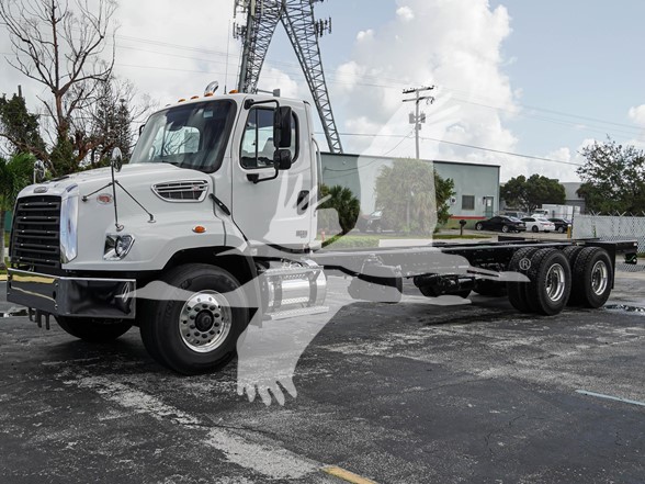 2025 114SD FREIGHTLINER - image 3 of 6